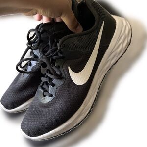 Womans Nike Revolution Size 8.5 W